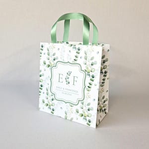 Wedding welcome bags with eucalyptus leaves. Custom design. Eco bags. Hotel bags for guests. Paper bags. Favor bags. Sage green