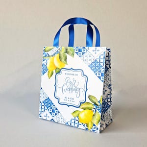 Borse di benvenuto per matrimonio con design di limoni siciliani. Borse ecologiche completamente personalizzabili. Borse per hotel per gli ospiti. Borse di carta. terracotta blu e limone