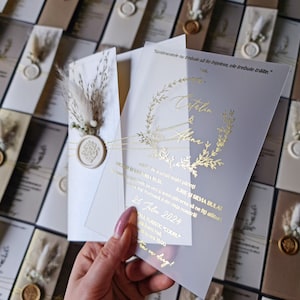Inviti di nozze in acrilico con fiori secchi e sigillo di cera. Stampa in lamina d'oro. Design completamente personalizzato. Acrilico morbido satinato. Copertina in cartoncino