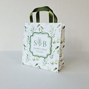 Sacs de bienvenue pour mariage avec verdure. Conception personnalisée. Sacs écologiques vert olive. Sacs d'hôtel pour les clients. Sacs en papier. Privilégiez les sacs. Merci sacs