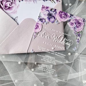Acrylhuwelijksuitnodigingen met paarse bloemen. Volledig op maat gemaakt ontwerp. Save the date, Quinceanera, Sweet Sixteen of verjaardagsuitnodiging.