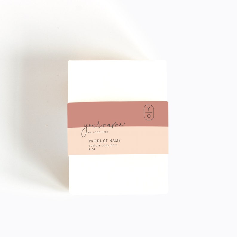 K&ouml;nnte beinhalten: Eine wei&szlig;e Seifenstange mit einem rosa und beigefarbenen Etikett. Das Etikett tr&auml;gt den Text "yourname" und "OR LOGO HERE" in schwarzer Schrift. Das Etikett enth&auml;lt auch ein Logo mit den Buchstaben "Y" und "O" in einem Kreis. Das Etikett tr&auml;gt den Text "PRODUCT NAME" und "custom copy here" in schwarzer Schrift. Das Etikett tr&auml;gt auch den Text "8 OZ" in schwarzer Schrift.