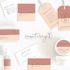 K&ouml;nnte beinhalten: Ein Satz von Branding-Mockups f&uuml;r ein Unternehmen namens "Monterey Boulevard". Die Mockups beinhalten eine Visitenkarte, eine Seifenstange, ein Lotion-Glas, eine Spr&uuml;hflasche und ein Etikett. Das Farbschema ist rosa und braun.