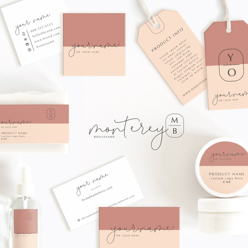 K&ouml;nnte beinhalten: Ein Satz von Branding-Mockups f&uuml;r ein Unternehmen namens "Monterey Boulevard". Die Mockups beinhalten eine Visitenkarte, eine Seifenstange, ein Lotion-Glas, eine Spr&uuml;hflasche und ein Etikett. Das Farbschema ist rosa und braun.
