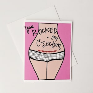 Puede incluir: Una tarjeta rosa con una ilustración de dibujos animados de la parte inferior del cuerpo de una persona con una cicatriz de cesárea. El texto en la tarjeta dice "You rocked your C-section."