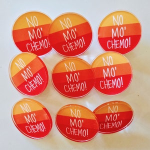 No Mo' Chemo: Spilla (Spilla acrilica, Ultimo giorno di chemio, Spille per chemio, Festa per la fine della chemio, Celebrazione della chemio con il suono della campana)