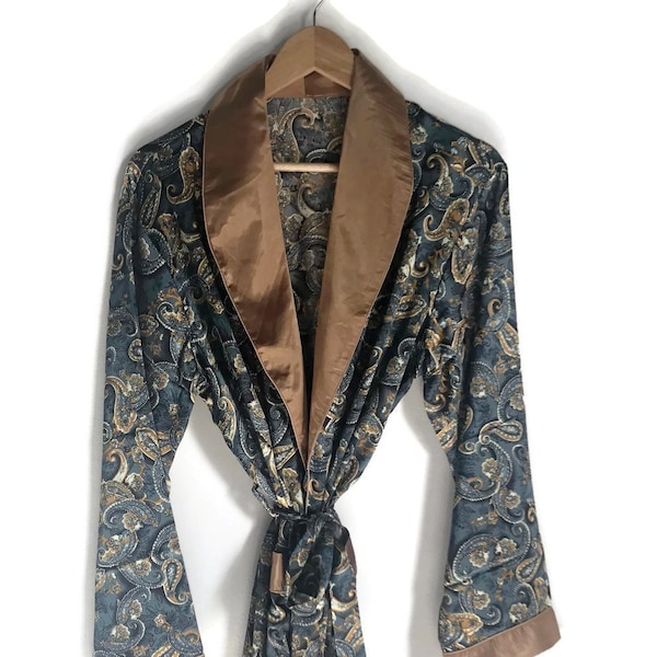 Herren-Robe | Raucherjacke | Paisley Retro-Morgenmantel | Goldblauer 70er Boho Herrenmantel | 1970er Jahre Satin Loungewear Hausmantel | Vintage-Stil