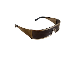 Kleine rechteckige Retro-Sonnenbrille im futuristischen Stil, silbernes Gestell, Matrix-Design im Stil der 80er und 90er.
