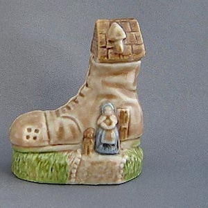 Wade Old Woman Who Lived in a Shoe - Nursery Favourite