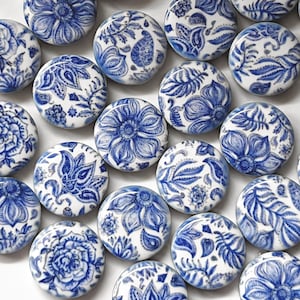 Blue And White Flowers  25 Pieces - 20mm Round Patterned Mosaic Tile - Mosaic Tiles - Jewelry Tiles - Beading Cabochons 20mm - Mosaic Art