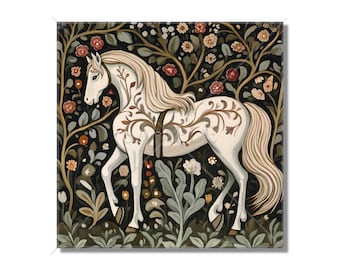 Könnte beinhalten: Ein weißes Pferd mit einem floralen Muster auf seinem Körper steht in einem dunkelgrünen Wald mit roten, rosa und weißen Blumen. Das Pferd hat eine lange weiße Mähne und einen langen weißen Schweif.