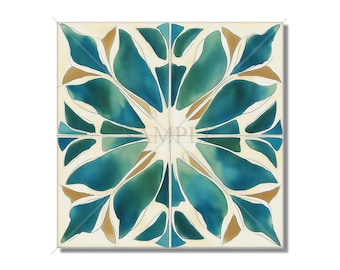Puede incluir: Un azulejo cuadrado con un patrón geométrico de hojas verde azuladas y doradas. El azulejo tiene un fondo blanco.