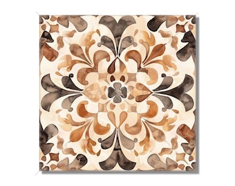 Könnte beinhalten: Eine quadratische Fliese mit einem braunen, beigefarbenen und weißen Aquarellmuster. Das Muster ist ein symmetrisches Design aus stilisierten floralen Formen.