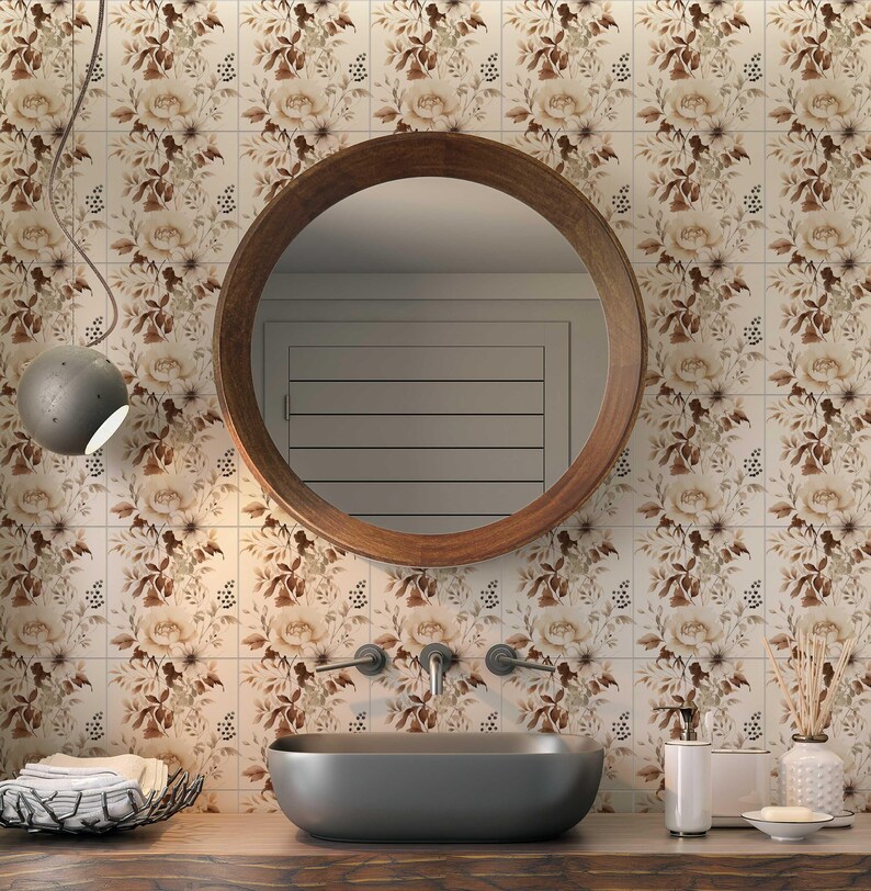 Puede incluir: Un tocador de ba&ntilde;o con un espejo redondo de madera, un lavabo de porcelana blanca y una encimera de madera marr&oacute;n. Las paredes est&aacute;n alicatadas con un patr&oacute;n floral en tonos marrones y blancos.