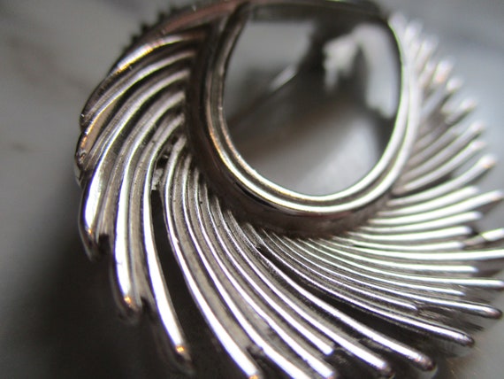 Vintage Trifari Silver Tone Feather Fringe Brooch… - image 2