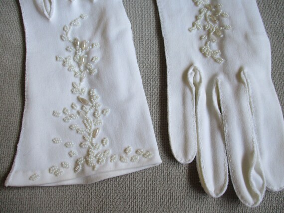 Vintage White Beaded Wrist Gloves  | Short White … - image 4