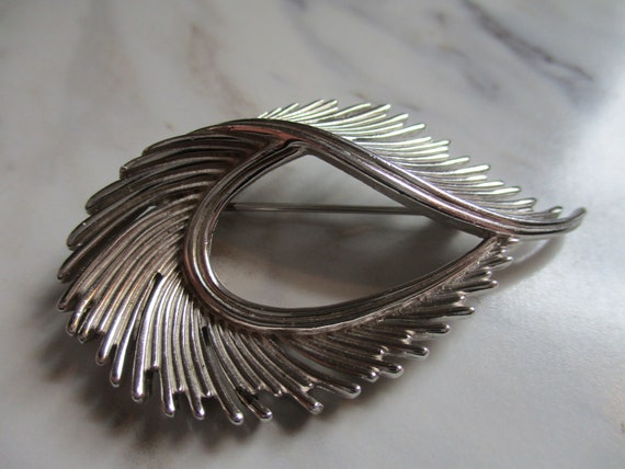 Vintage Trifari Silver Tone Feather Fringe Brooch… - image 4