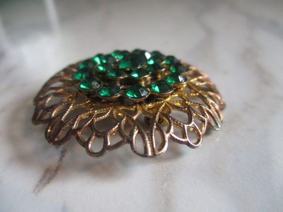 Vintage Gold Filigree Emerald Brooch | Round Gold… - image 2