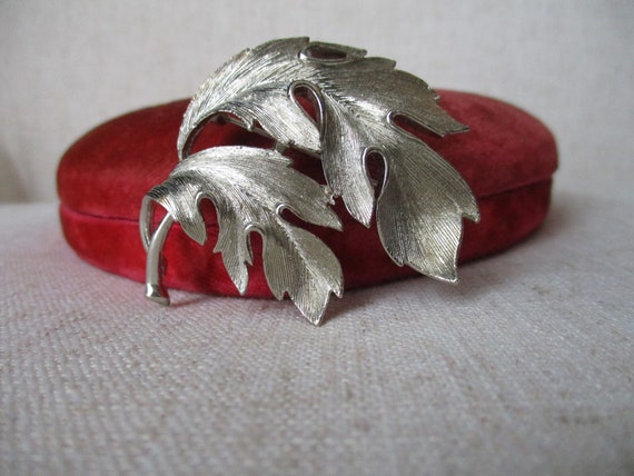 Vintage Lisner Large Silver Leaf Brooch, Textured… - image 2