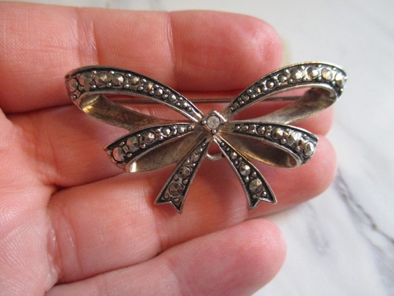 Vintage Antiqued Silver Diamond Bow Brooch | Avon… - image 2