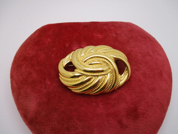 Vintage Trifari Polished Goldtone Rope Swirl Knot… - image 5
