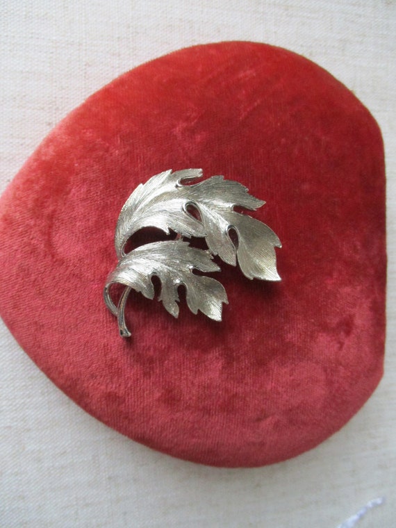 Vintage Lisner Large Silver Leaf Brooch, Textured… - image 3