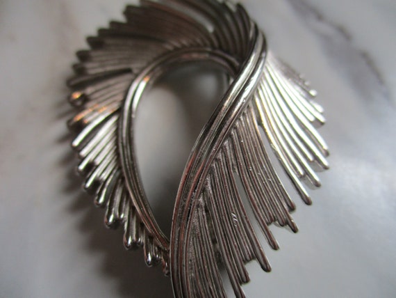 Vintage Trifari Silver Tone Feather Fringe Brooch… - image 3
