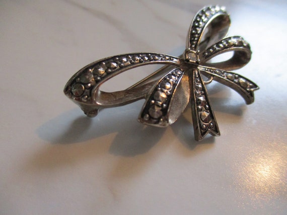 Vintage Antiqued Silver Diamond Bow Brooch | Avon… - image 3