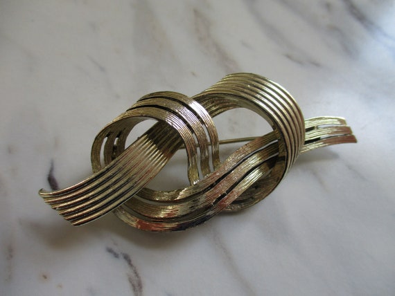 Vintage Lisner Knotted Ribbons Brooch | Multi Str… - image 2