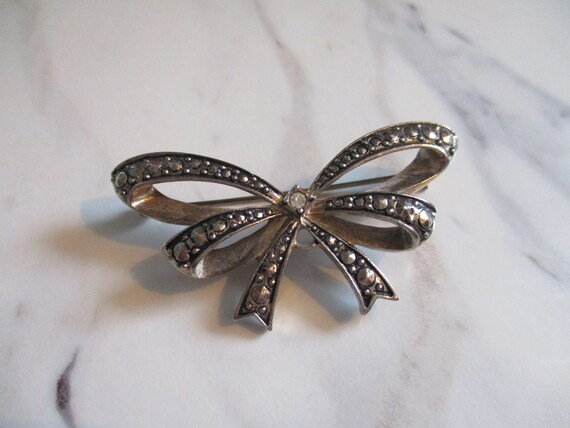 Vintage Antiqued Silver Diamond Bow Brooch | Avon… - image 6