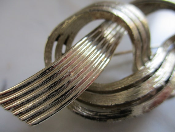 Vintage Lisner Knotted Ribbons Brooch | Multi Str… - image 4