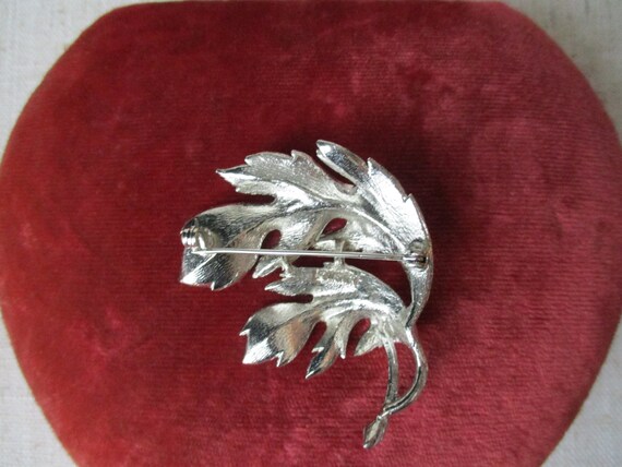 Vintage Lisner Large Silver Leaf Brooch, Textured… - image 4