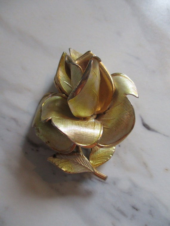 Vintage Coro Yellow Gold Rose Brooch | Large Peta… - image 1