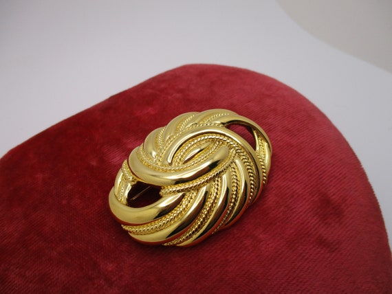 Vintage Trifari Polished Goldtone Rope Swirl Knot… - image 4