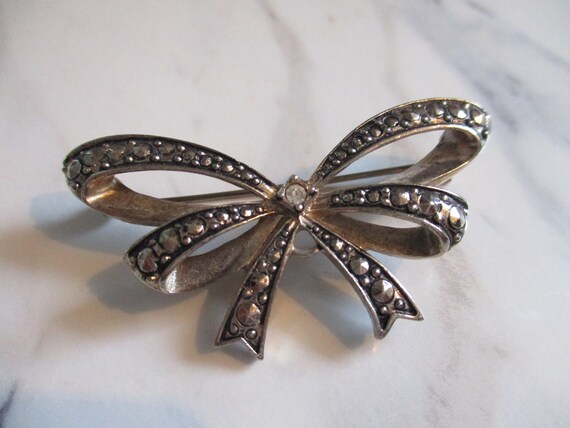 Vintage Antiqued Silver Diamond Bow Brooch | Avon… - image 5