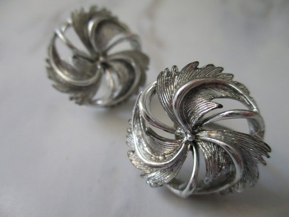 Silver Lisner Screw on Earrings Vintage Etched Silver Pinwheel