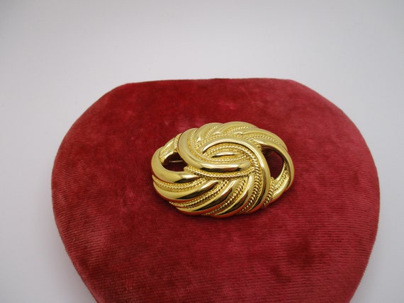 Vintage Trifari Polished Goldtone Rope Swirl Knot… - image 3