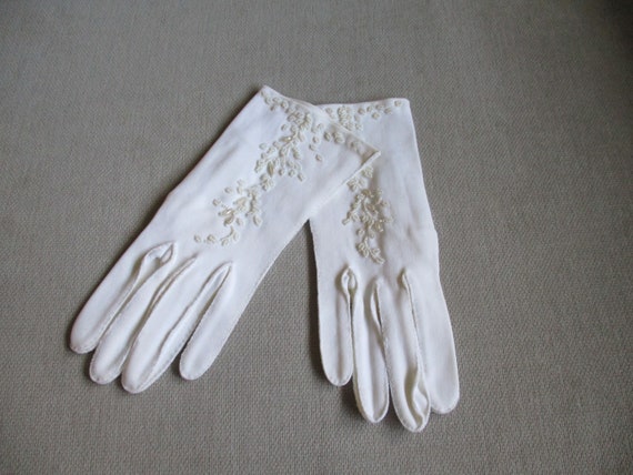 Vintage White Beaded Wrist Gloves  | Short White … - image 3