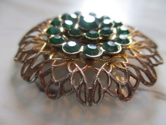 Vintage Gold Filigree Emerald Brooch | Round Gold… - image 3