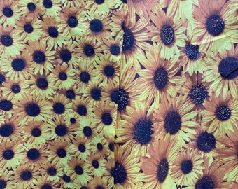 Peut inclure: Un tissu avec un motif répétitif de tournesols jaunes avec des centres bruns sur un fond brun.