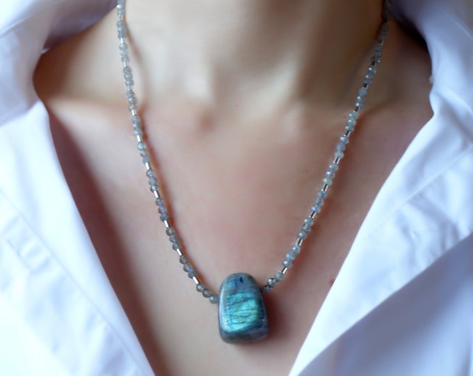 Labradorite necklace with labradorite pendant, Labradorite Delicate Beaded Necklace, Minimalist necklace, Blue labradorite necklace