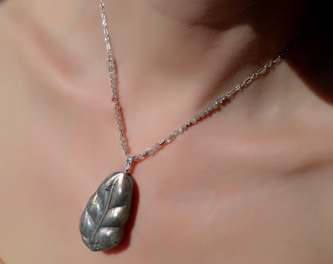 Labradorite necklace with labradorite pendant, Labradorite Delicate Beaded Necklace, Minimalist necklace, Rainbow labradorite pendant