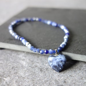 Pulseira Sodalita com pingente de coração, pulseira azul, pulseira intenção, pulseira sodalita facetada, pingente sodalita