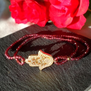 Doppeltes Edelstein Armband mit Hamsa, Rotes Granat Armband, Multistrand Granat Armband, zweireihiges Armband, Layered Armband