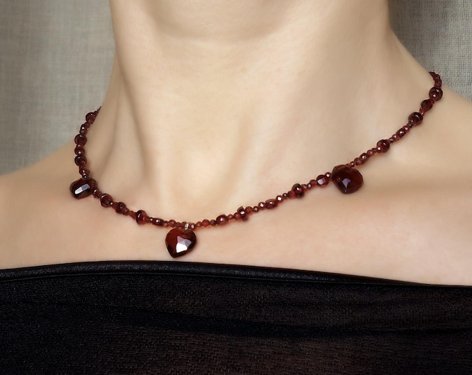 Red garnet necklace with garnet hearts,Natural garnet necklace, dainty necklace with hearts, delicate red garnet choker