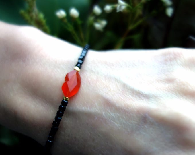 Black Spinel bracelet with carnelian lips, Black spinel bracelet, Sunstone bracelet, Black Spinel Stretch Bracelet, carnelian bracelet