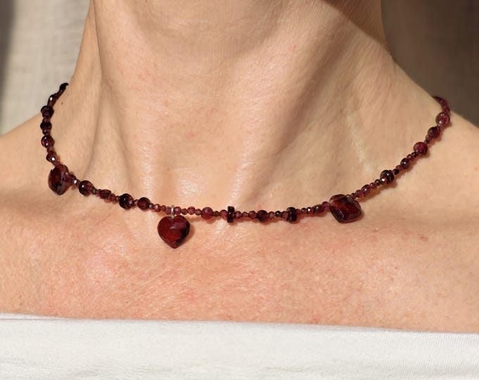 Red garnet necklace with garnet hearts,Natural garnet necklace, dainty necklace with hearts, delicate red garnet choker