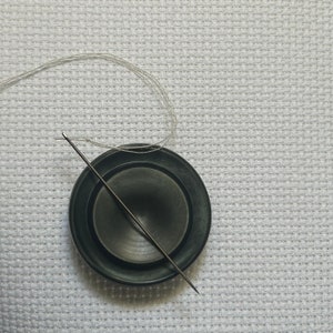 Antique Button Needleminder Cool Grey