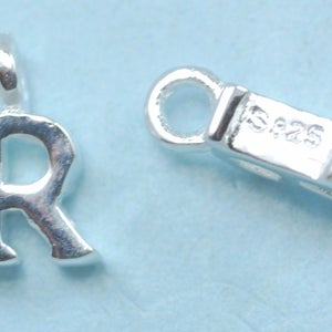 Petites lettres en argent sterling 925 , breloques alphabet . Initiales solides 925 authentiques R