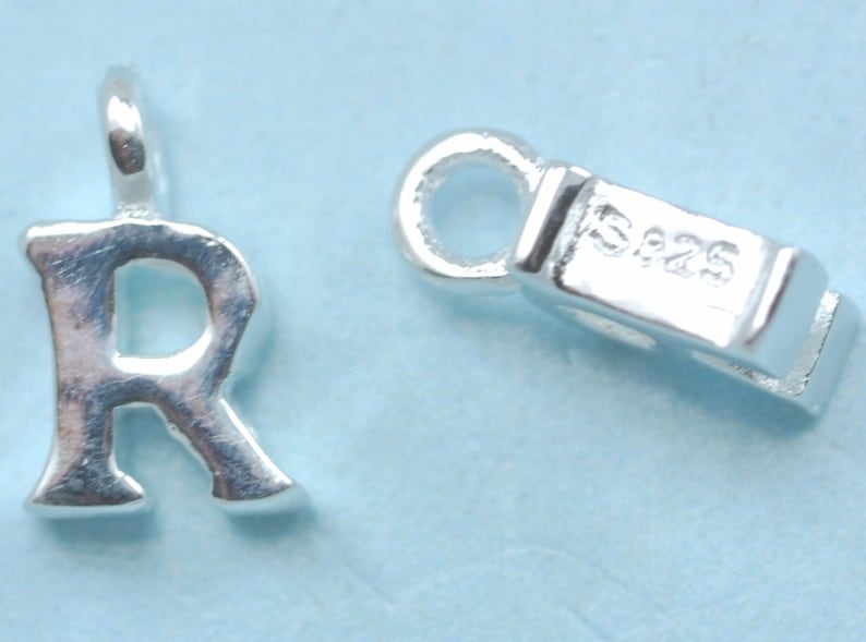 Petites lettres en argent sterling 925 , breloques alphabet . Initiales solides 925 authentiques R